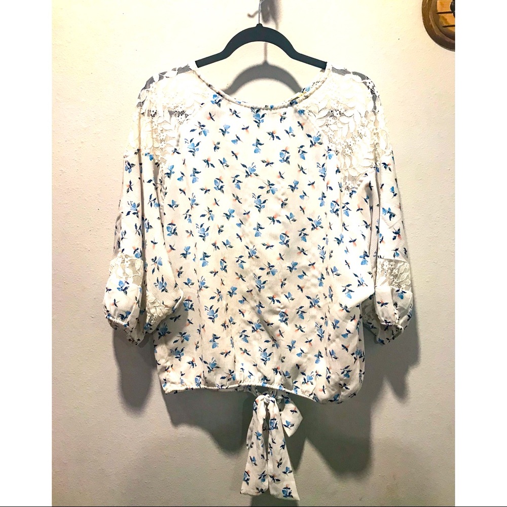 SOLD Gimmicks by BKE Floral Open Back Blouse Top Medium Lace